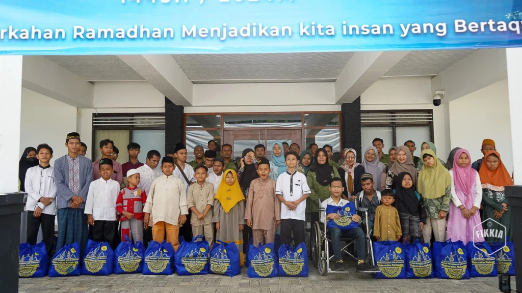 Penyandang disabilitas dari panti asuhan SLBN dan masyarakat pra sejahtera menerima paket berkah Ramadhan di Kampus Mojo Banyuwangi (28/3/2024). (Sumber: UKIP)