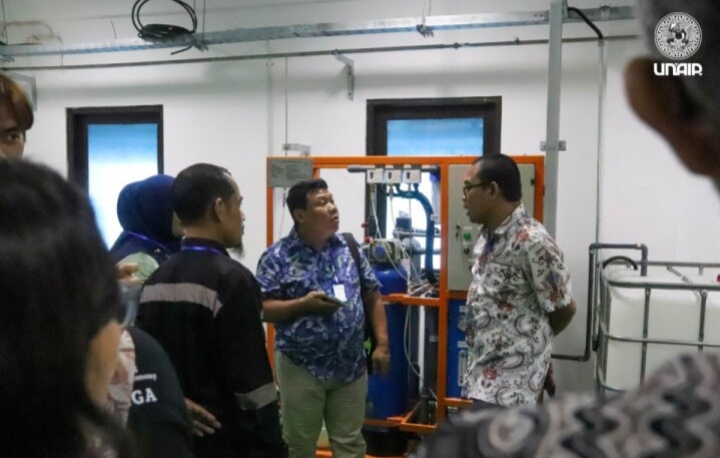 Symposium participants visit UNAIR teaching industry (Photo: Raihan)