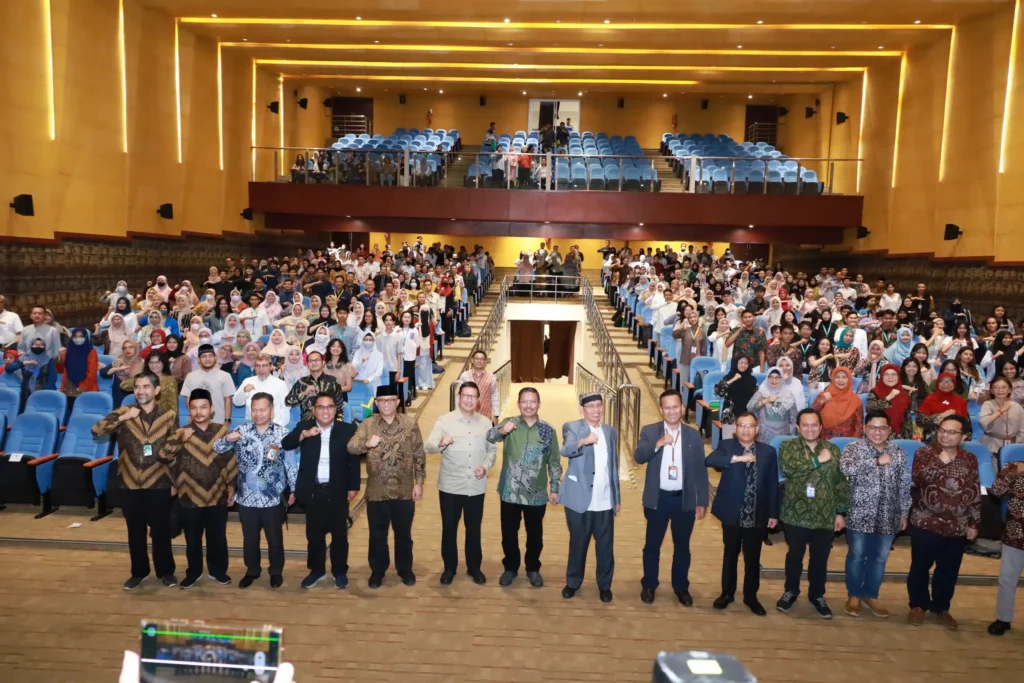 Sesi foto bersama pihak UNAIR, Kemenag RI, dan peserta seminar moderasi (Foto: PKIP UNAIR)