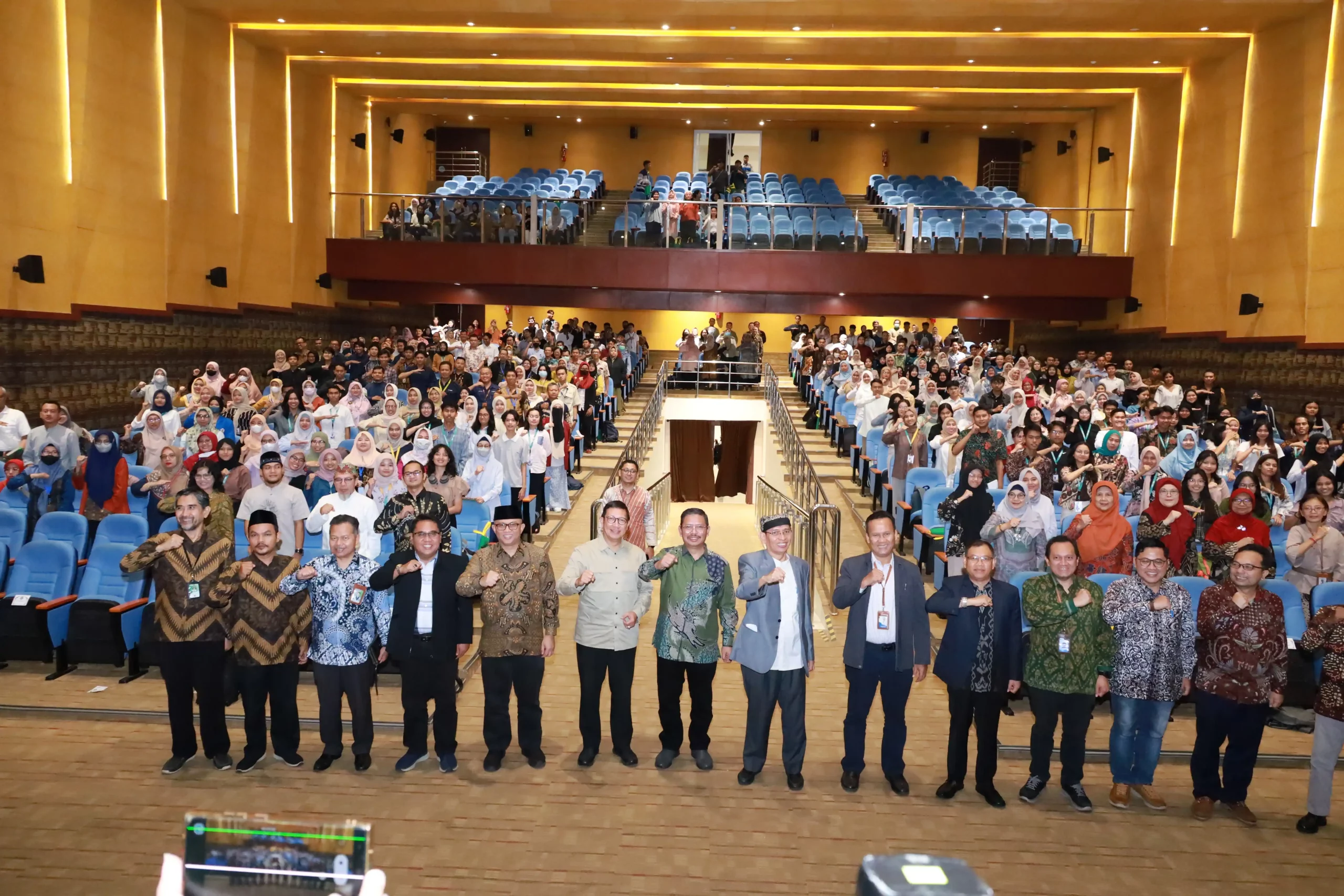 Sesi foto bersama pihak UNAIR, Kemenag RI, dan peserta seminar moderasi (Foto: PKIP UNAIR)