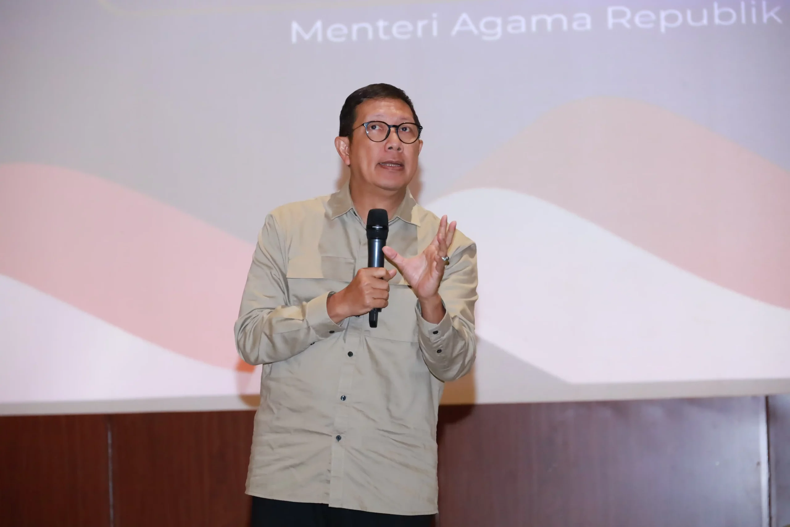 Dr (HC) KH Lukman Hakim Saifuddin saat memberikan pemaparan materi seminar moderasi (Foto: PKIP UNAIR)