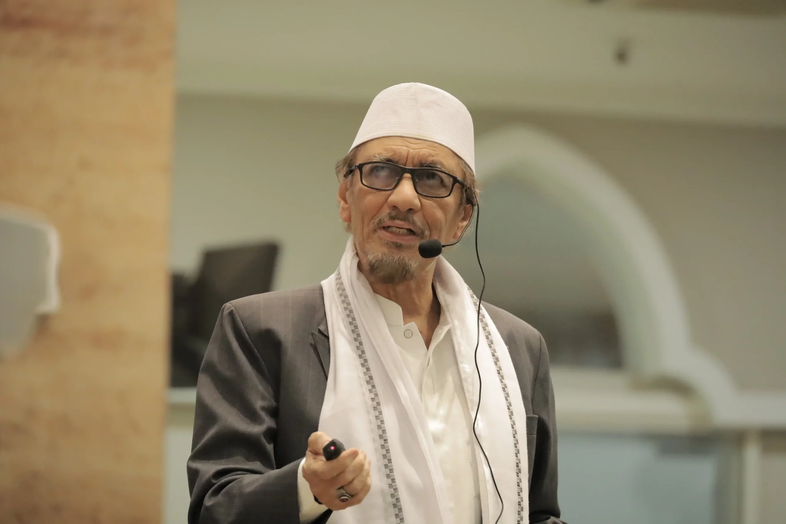 Ustaz Muhammad Taufiq AB saat memberikan tausiyah itikaf bersama (Foto: PKIP UNAIR)