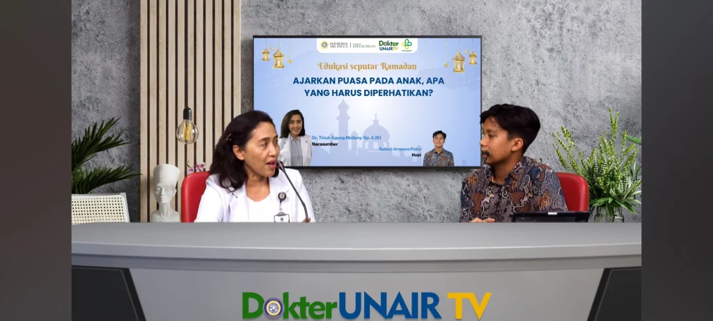 Dr Tinuk Agung Meilany Sp A (K) sebagai narasumber dan Syihab Armawa Putra sebagai host dalam Talkshow Dokter UNAIR TV edisi mengajarkan puasa pada anak