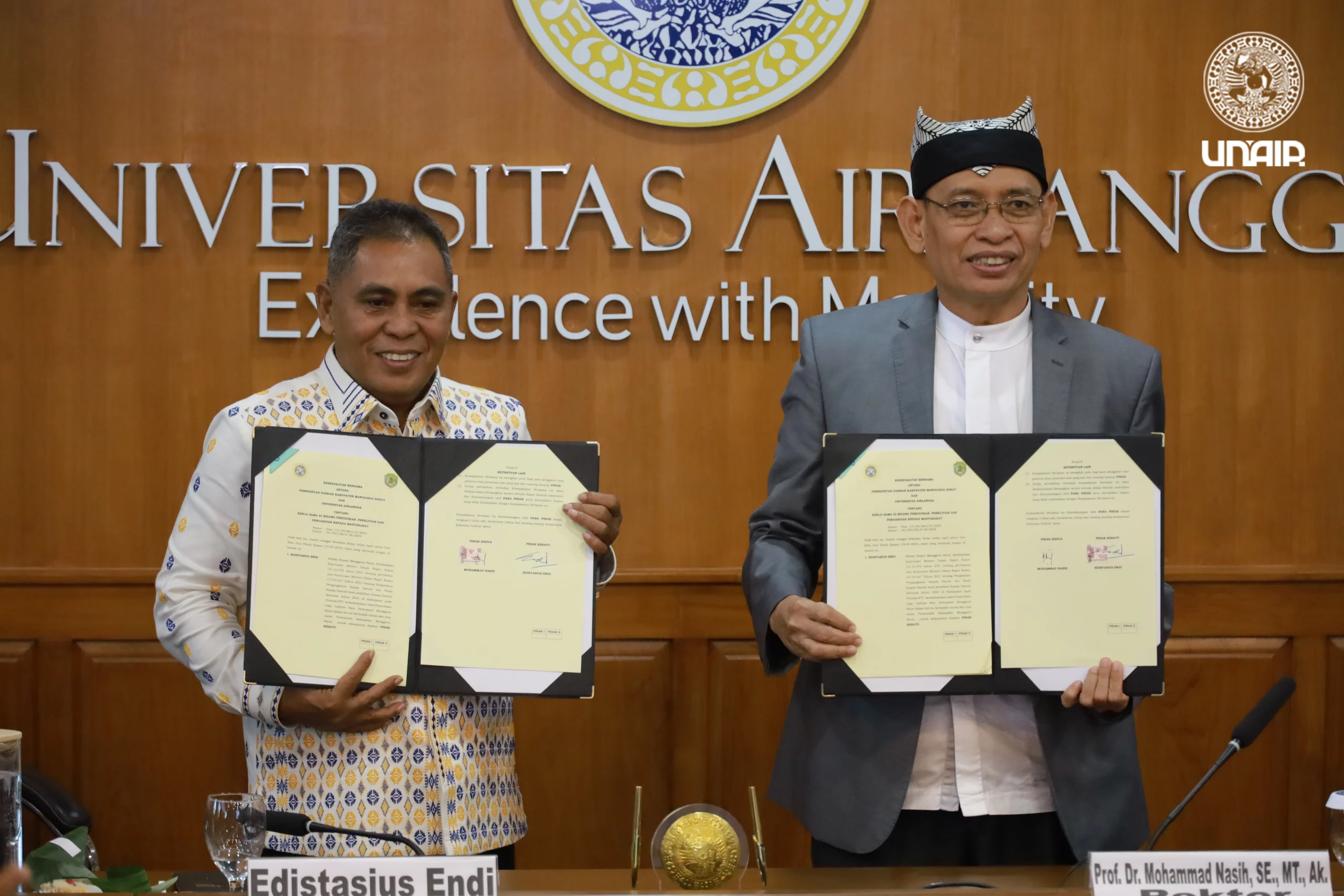 Penandatangan MoU antara Universitas Airlangga dan Pemerintah Kabupaten Manggarai Barat, Jumat (19/04/2024). (Foto: PKIP Unair)