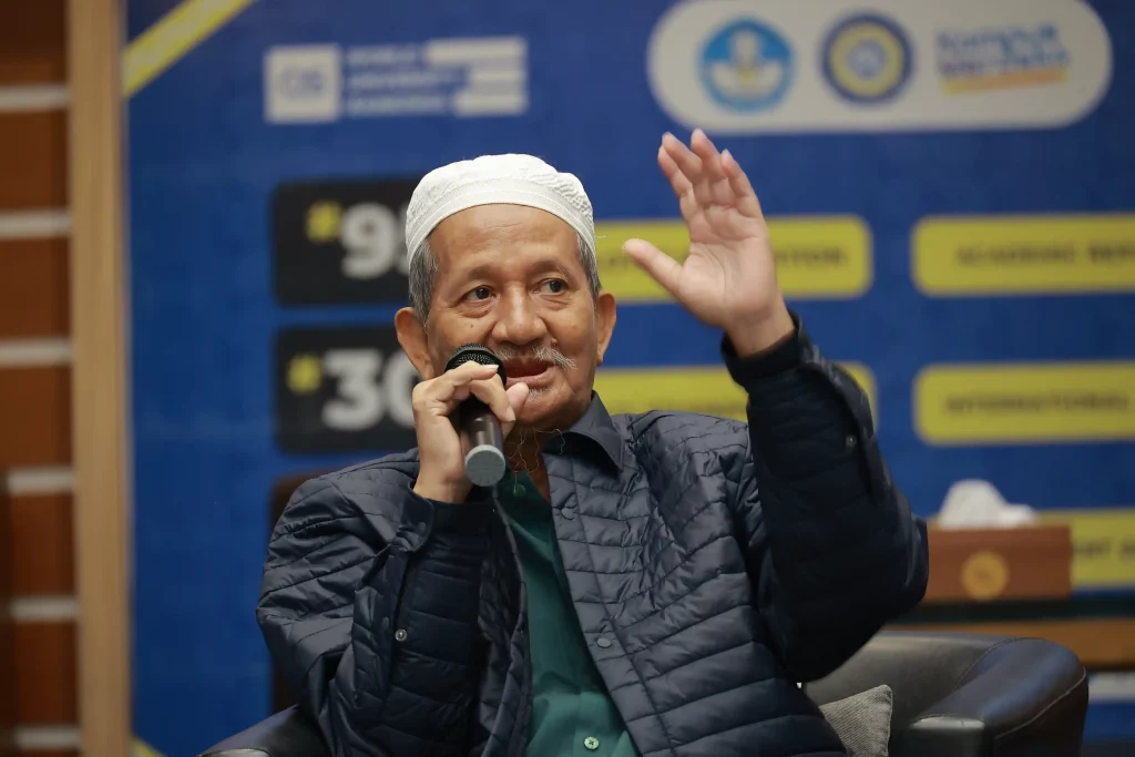 KH Agoes Ali Masyhuri saat memberikan materi kajian (Foto: PKIP UNAIR)