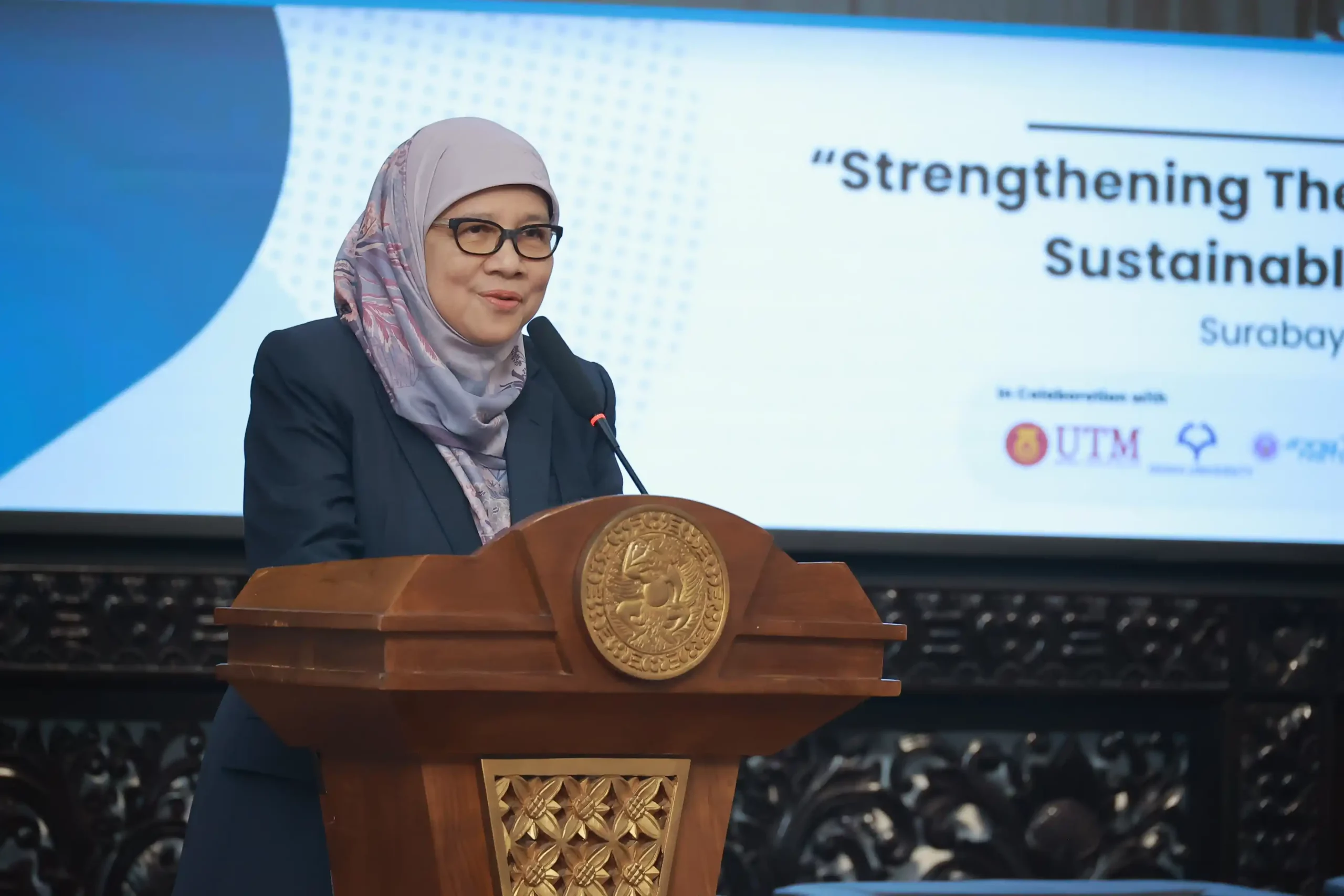 Vice Rector for Research, Innovation, and Community Development and Chairperson of the 3rd Green Symposium, Prof. Dr. Ni Nyoman Tri Puspaningsih (Photo: PKIP UNAIR)