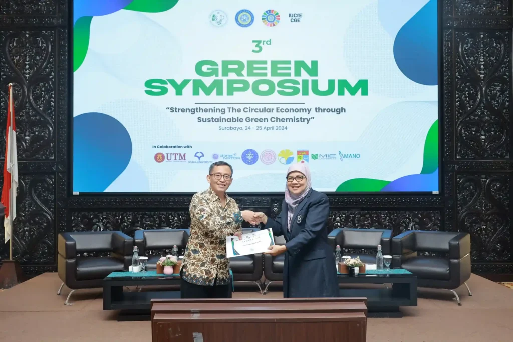 BAPPENAS Director of Environment, Priyanto Rohmatullah SE MA receives a token of appreciation from Prof. Dr Ni Nyoman Tri Puspaningsih, MSi (Photo: Imam Ariadi)