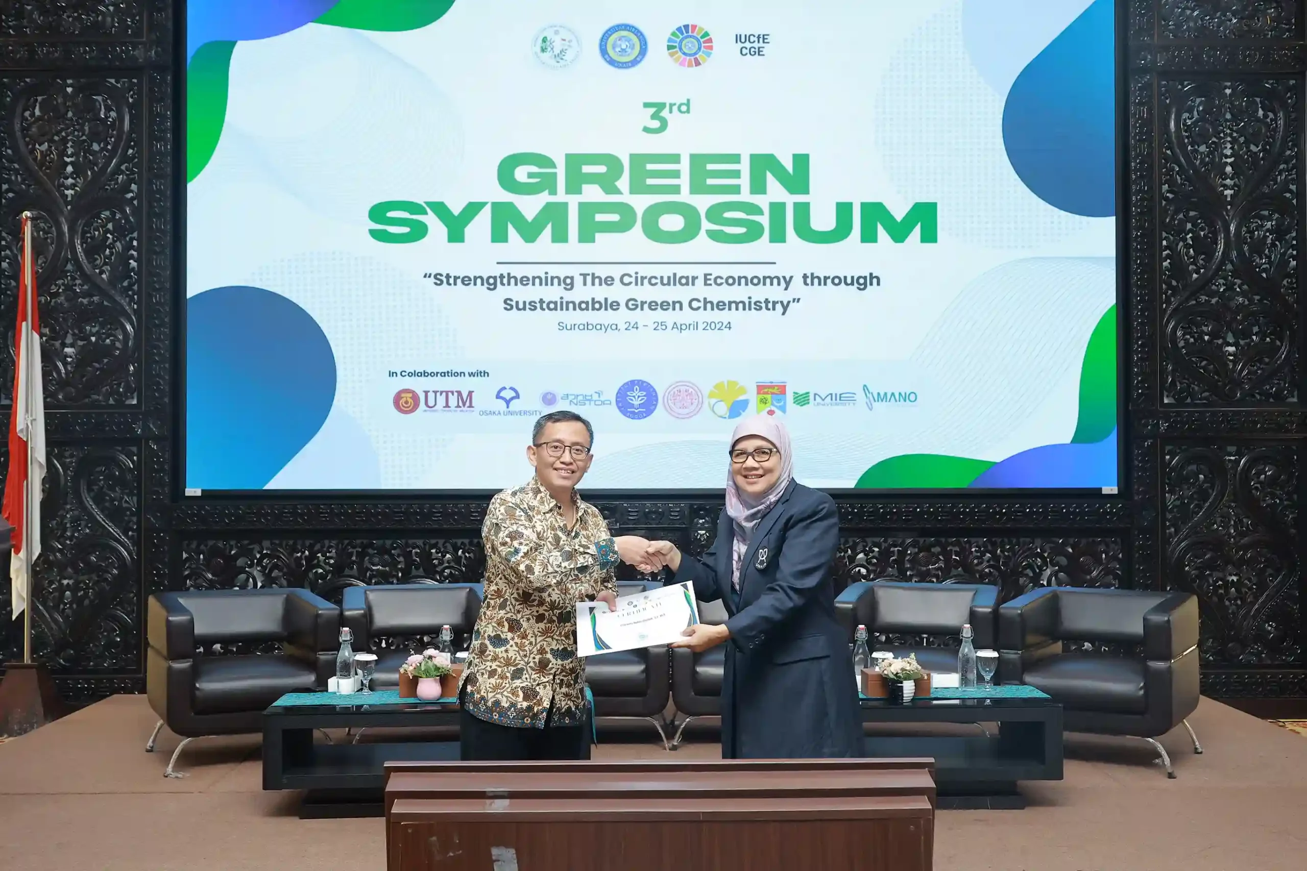 BAPPENAS Director of Environment, Priyanto Rohmatullah SE MA receives a token of appreciation from Prof. Dr Ni Nyoman Tri Puspaningsih, MSi (Photo: Imam Ariadi)