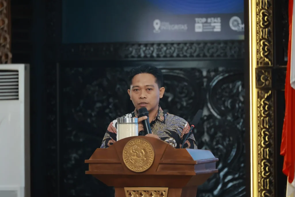 Dr. Andi Hamim Zaidan, a researcher at Universitas Airlangga (UNAIR), outlined UNAIR's approach to implementing a circular economy (Photo: Imam Ariadi)