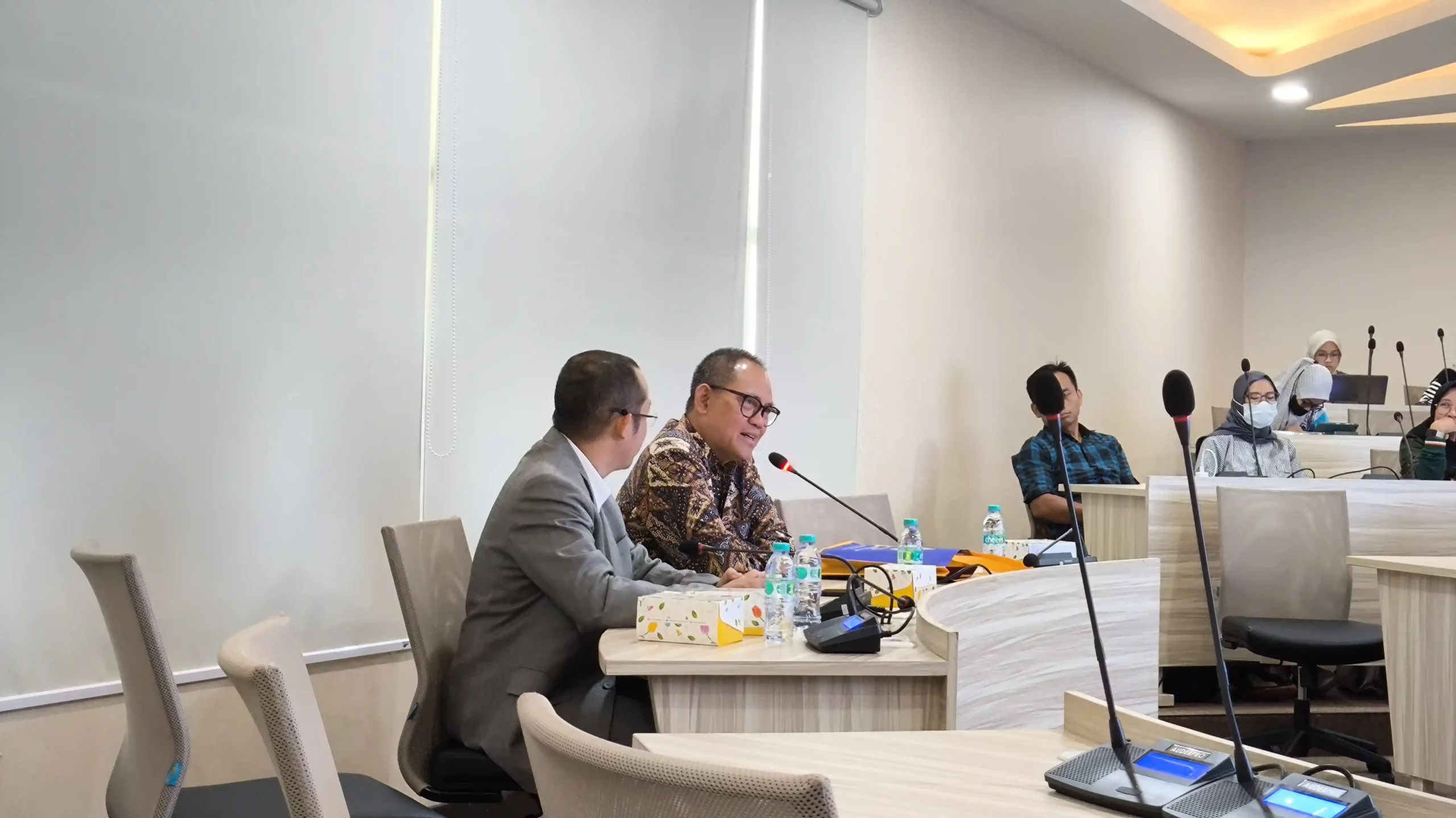 Prof Djoko Santoso dr PhD SpPD KGH FINASIM sebagai pembicara memaparkan materi terkait kesehatan nasional (Foto: Adif)