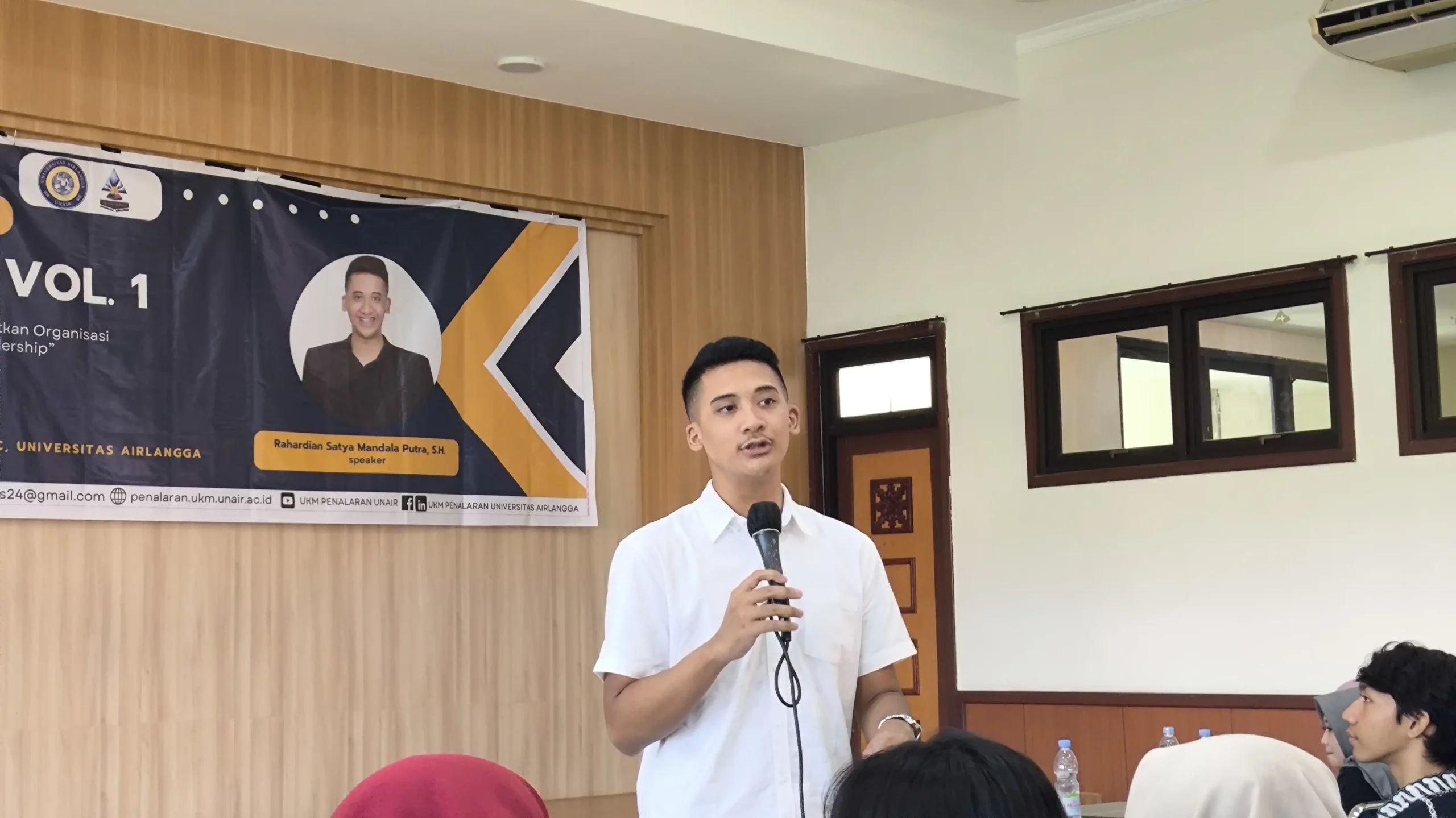Rahardian Satya Mandala Putra sebagai pemateri menjelaskan cara berorganisasi yang baik dalam seminar kepemimpinan (Foto: Adif)