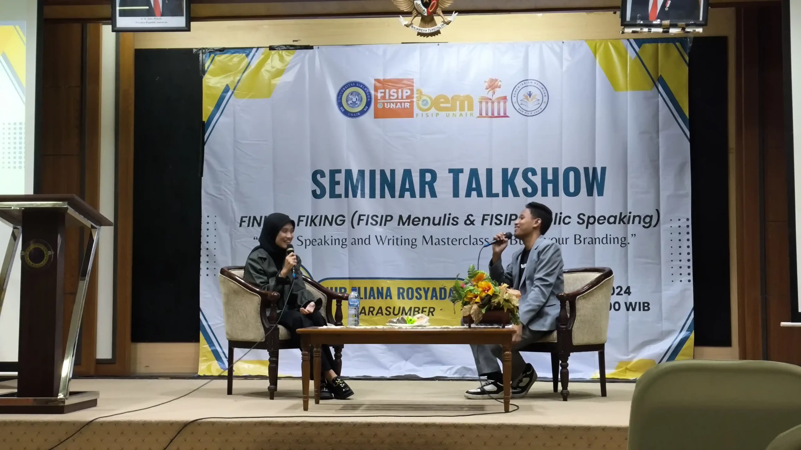 Muhammad Haikal sebagai moderator dan Nur Eliana Rosyadah sebagai pembicara saling berbicara terkait personal branding (Foto: Adif)