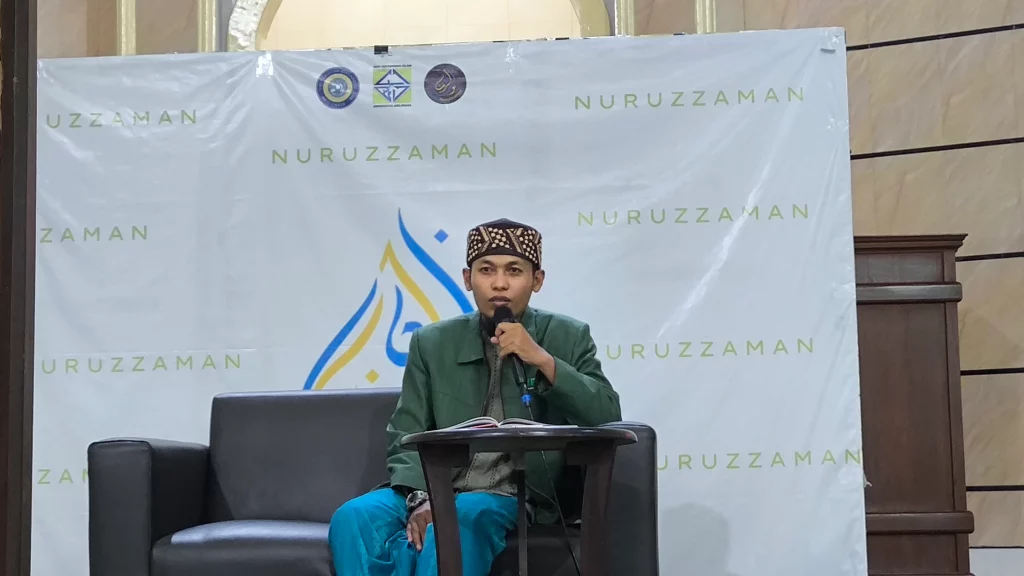 Ustaz Khoirul Anam sebagai penceramah memaparkan kajian terkait cara mencintai Rasulullah (Foto: Adif)