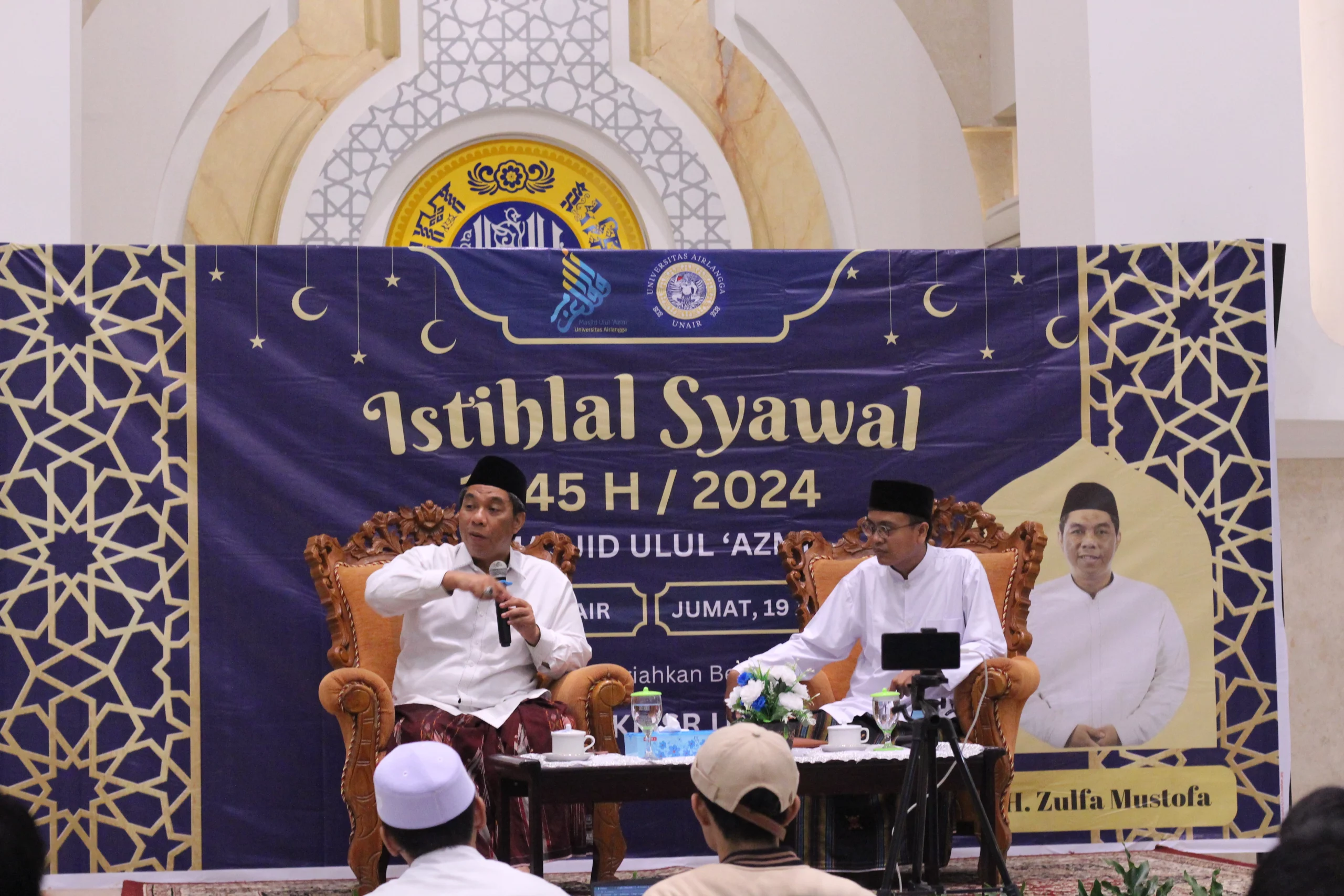 KH Zulfa Mustofa sebagai penceramah dan Gus Syauqi sebagai moderator memaparkan materi dalam Istihlal Syawal (Foto: Adif)