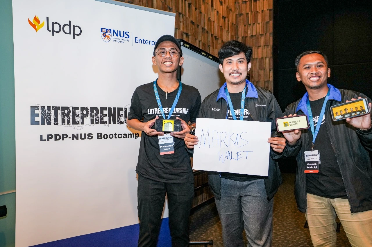 M Fairuzzudin Zuhair, Maulana Satria Aji and M Taufiqul Yakin, founders of Lentera Alam Nusantara Markas Walet, win the international pitching competition at NUS (Photo: By courtesy)