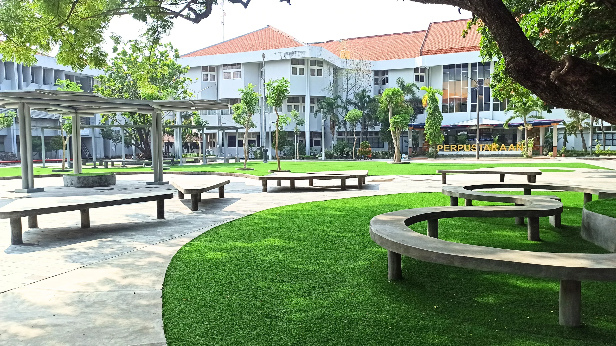 aman depan perpustakaan
