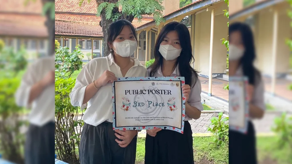 From the right: Lianny Putri Gode and Agnes Florecita Medical students of UNAIR (Photo: By courtesy)
