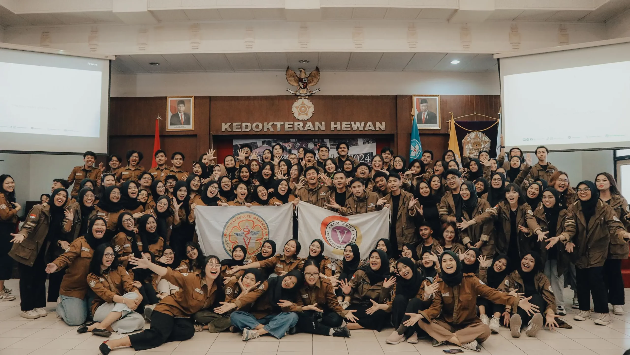 Dokumentasi foto bersama BEM FKH UNAIR dan BEM FKH UGM (Foto: Dok. Panitia)