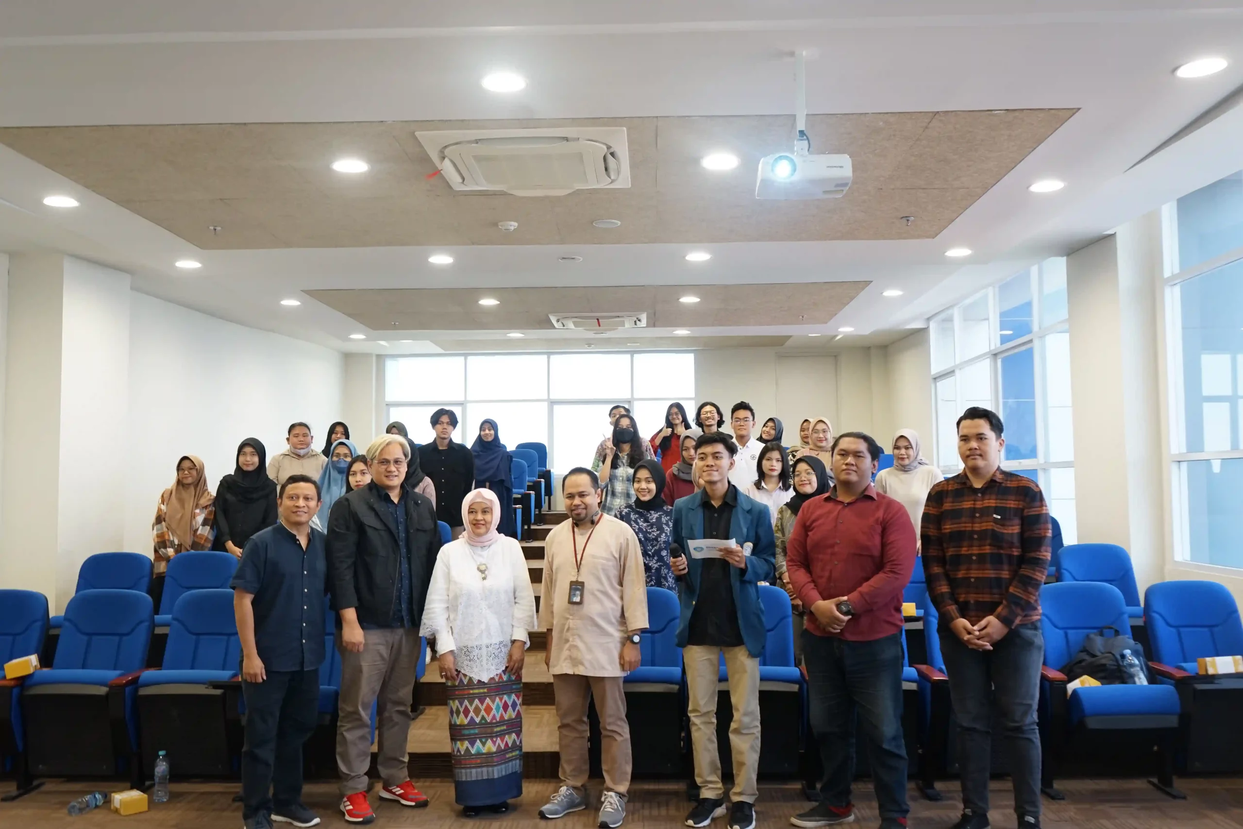 Foto bersama antara peserta terpilih dalam seminar CPP X Pertamina In 2 Me dengan para narasumber serta Direktur DPKKA UNAIR (Foto: Istimewa)