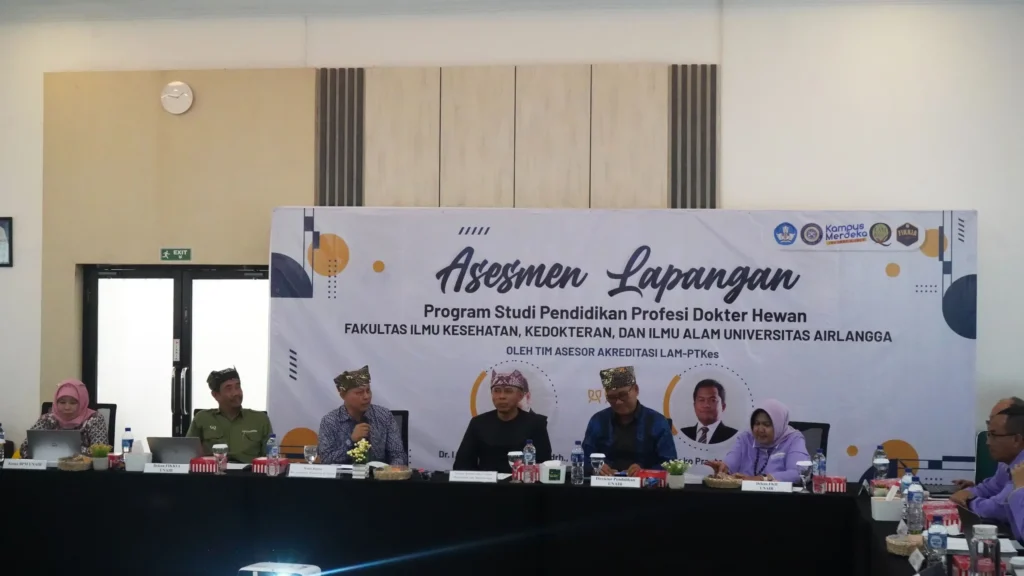 Prof Dr Bambang Sektiari Lukiswanto drh DEA menyampaikan sambutannya dalam Pembukaan Asesmen Lapangan PPDH FIKKIA UNAIR. (Sumber: UKIP FIKKIA)