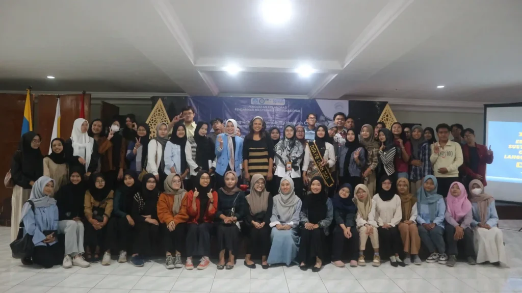 Peserta kuliah tamu bersama narsumber (Foto: Istimewa)