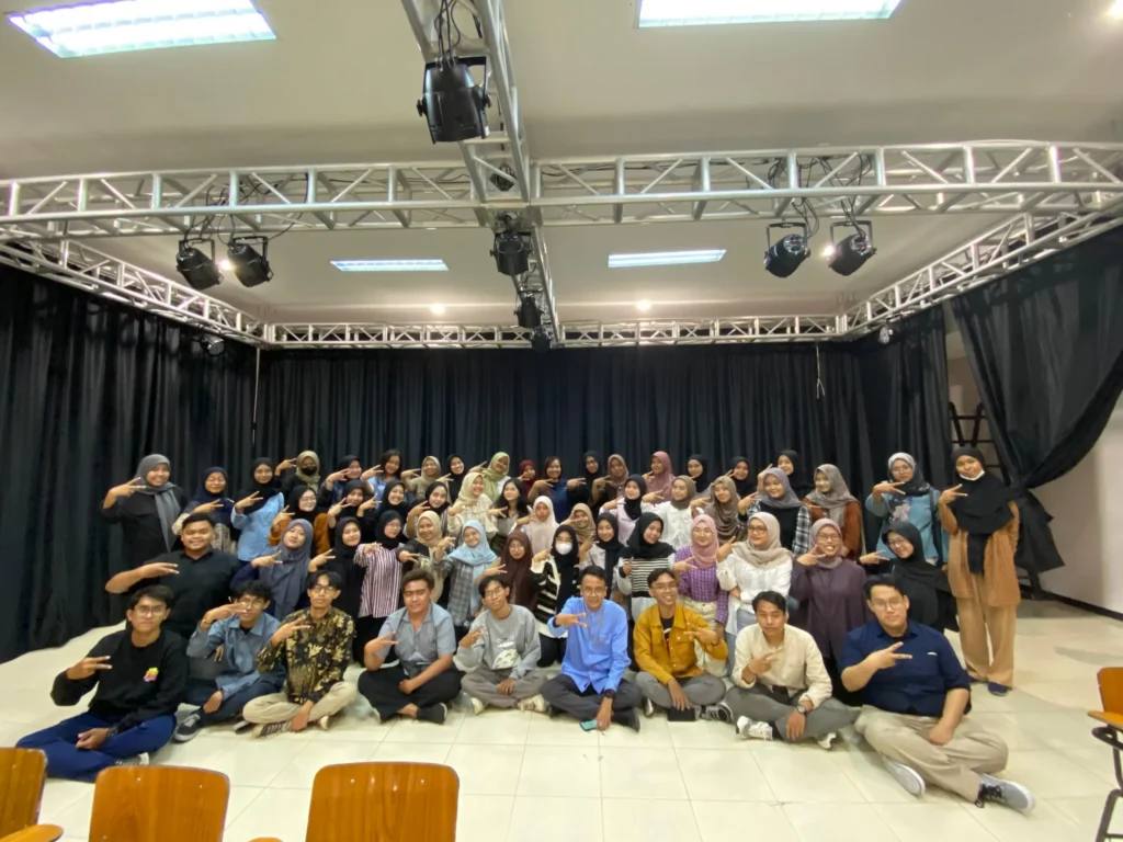 Foto bersama antara narasumber, mahasiswa peserta, dan beberapa dosen pasca kegiatan Praktisi Mengajar (Foto: Istimewa)