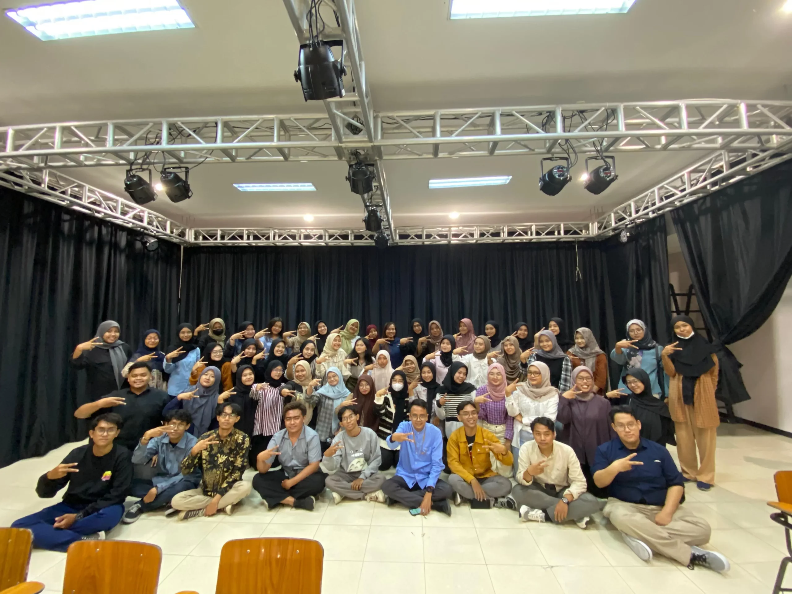 Foto bersama antara narasumber, mahasiswa peserta, dan beberapa dosen pasca kegiatan Praktisi Mengajar (Foto: Istimewa)