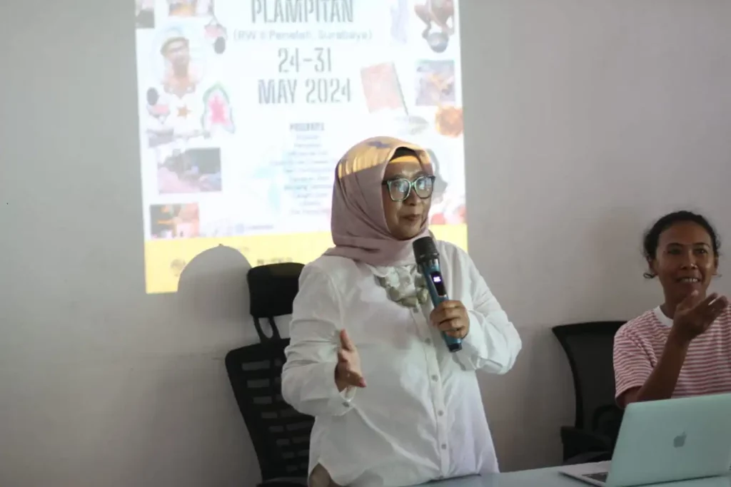  Lina Puryanti SS MHum PhD saat menghadiri jumpa pers Pameran Ritus Liyan di Kampung Plampitan Surabaya. (Foto: Panitia)