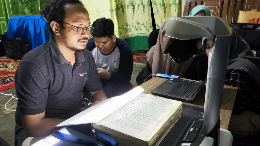 Dr Abimardha Kurniawan SHum MA melakukan dokumentasi dengan scanning pada naskah Serat Ambiya (Foto: Istimewa)