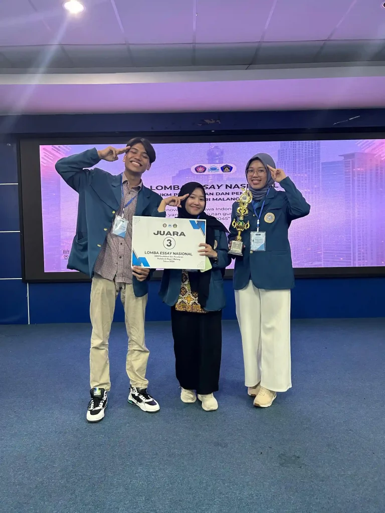 Sandrina (Keperawatan), Izzati (Sosiologi), dan M. Ra’isa (Ekonomi Islam) raih juara 3 berkat inovasi Toilet Gas Solutions (TOGAS) berbasis Internet of Things (IoT) (Foto: Istimewa)