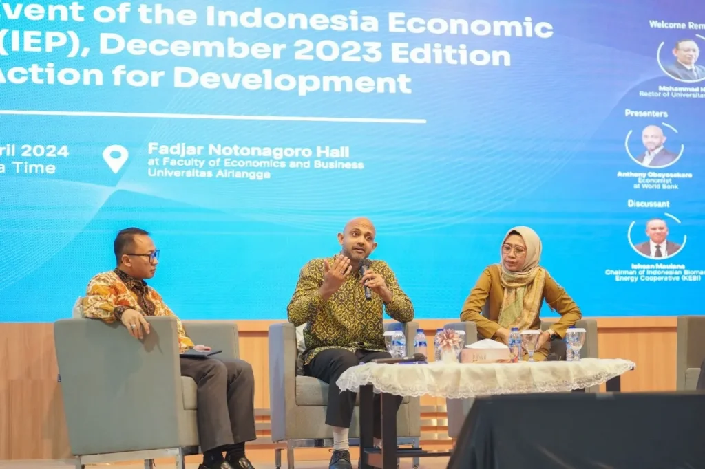 Anthony Obeyesekere presents his slide titled “Indonesia 2024: Future Economic Prospects” (Photo: FEB PR)