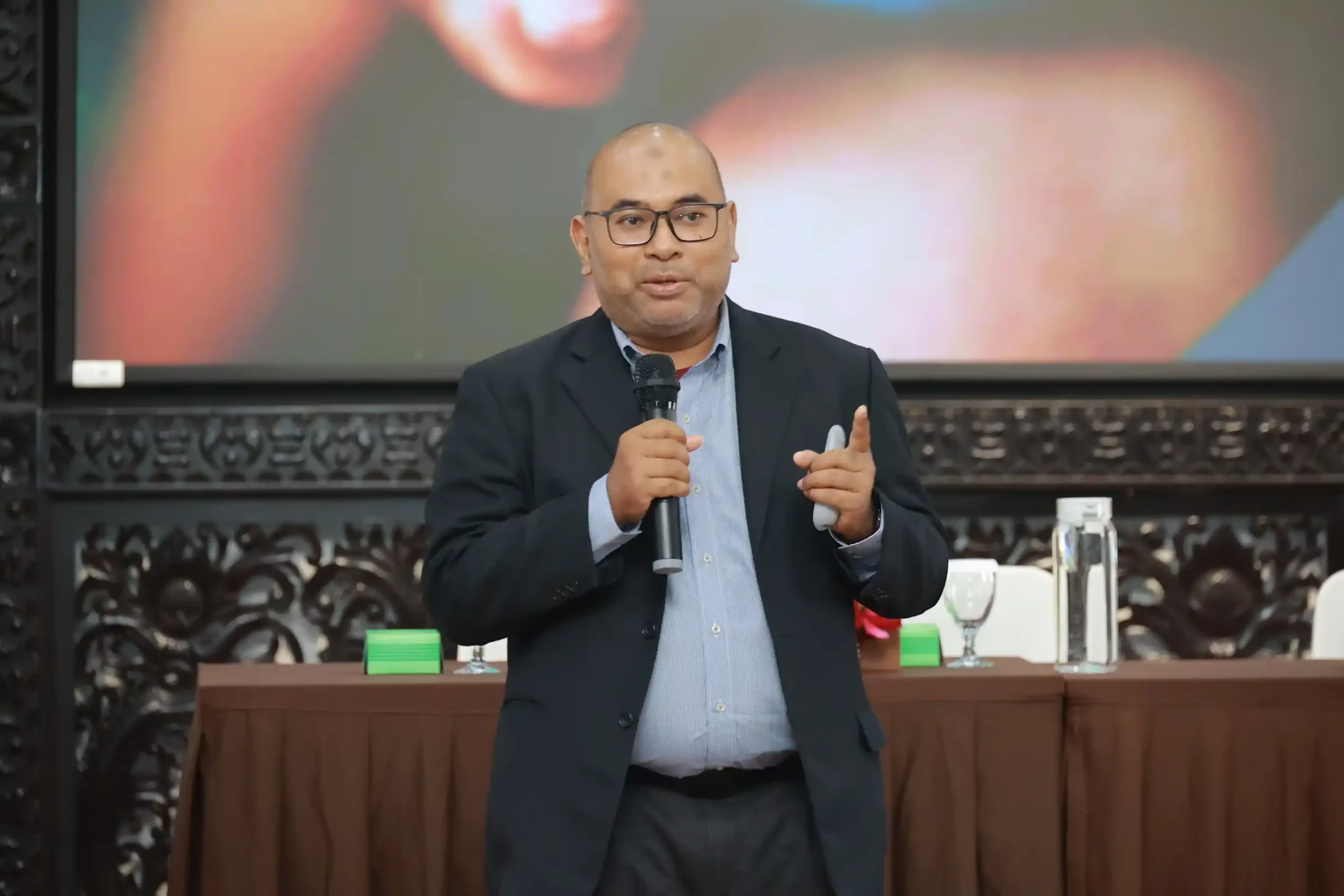 Dr Suzyrman, Pakar SDGs USM Menyampaikan Materi Pengenalasan SDGs. (Foto: PKIP UNAIR)
