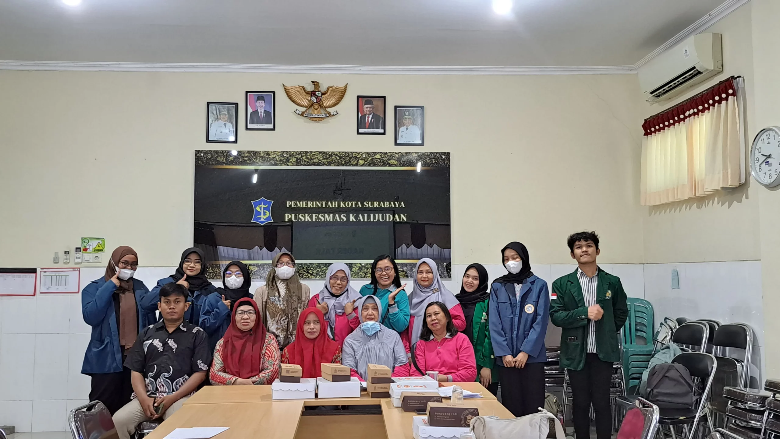 Tim mahasiswa bersama kader di Puskesmas Kalijudan dalam agenda Kader-Talks (Foto: Dok. Panitia)