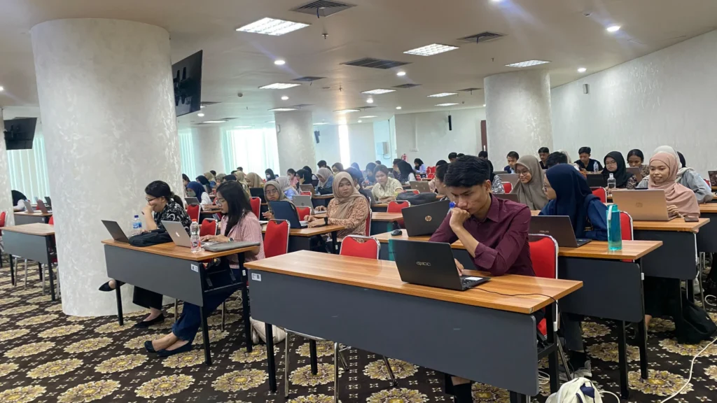 Para peserta melakukan ujian sertifikasi Digital Marketing oleh DPKKA x DIGIMIND pada (4/5/2024) di ASEEC Tower. (Sumber: Narasumber)