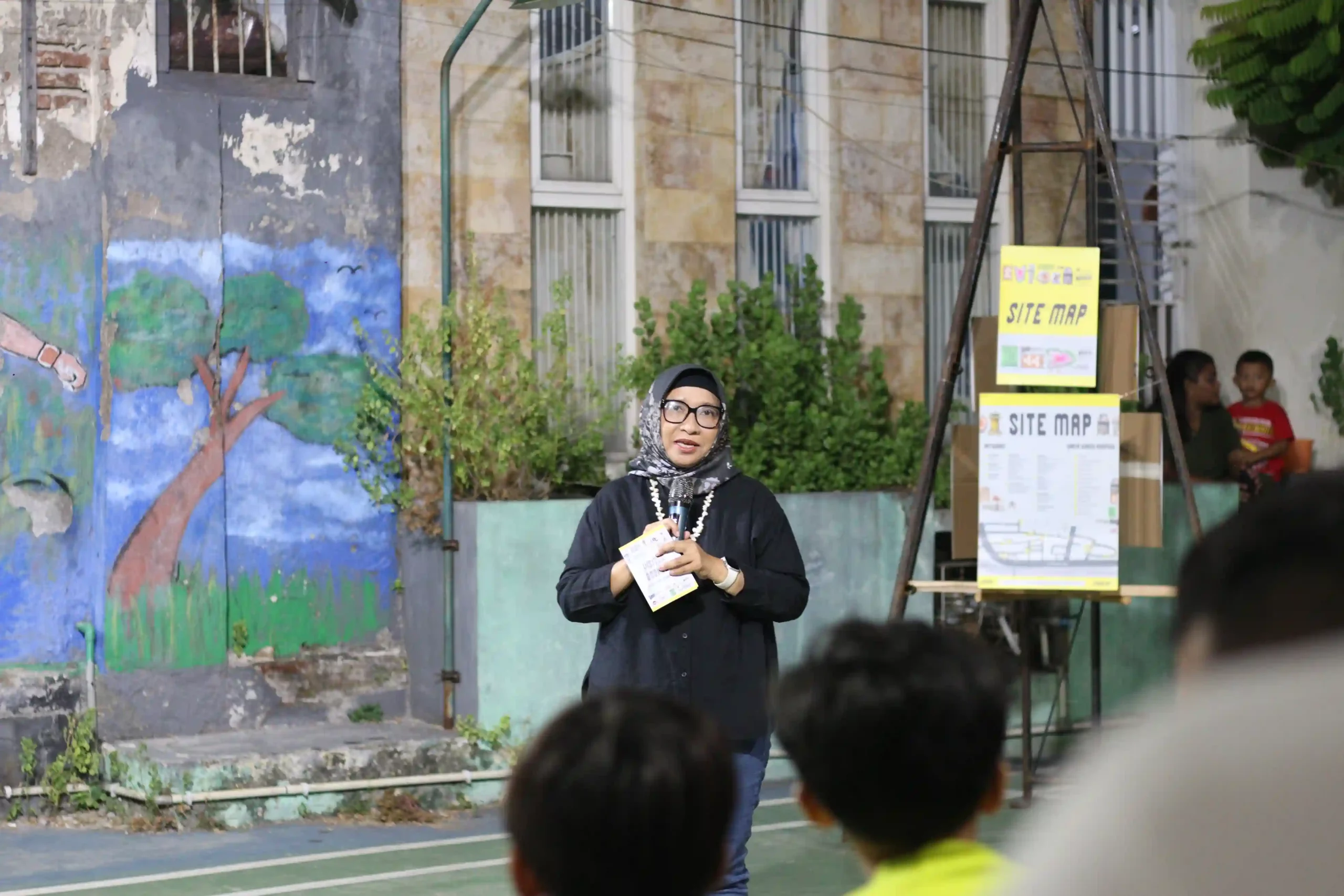 Lina Puryanti SS MHum PhD attending the opening of the Ritus Liyan Exhibition in Kampung Plampitan on Friday (24/5/2024). (Photo: Farros Kusuma Valentino)