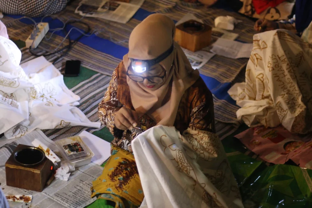 Pembuatan karya seni batik oleh Kelompok Batik Peneleh pada acara pembukaan Pameran Ritus Liyan di Kampung Plampitan pada Jumat (24/5/2024) (Foto: Farros Kusuma Valentino)