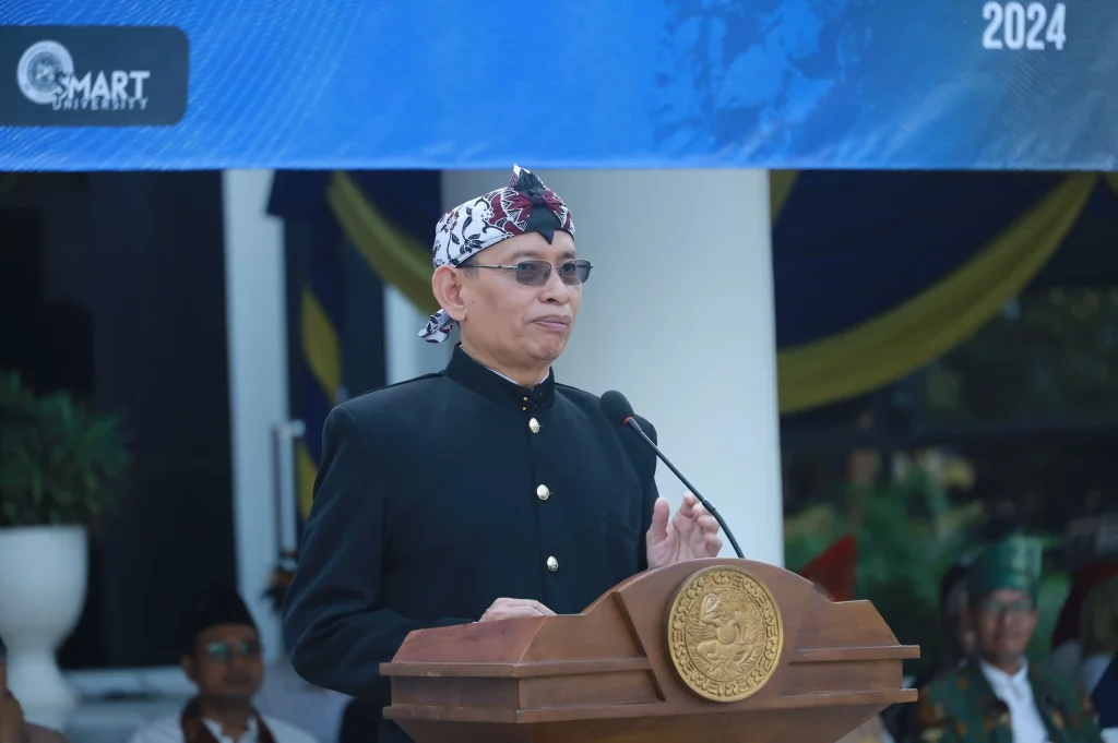 Prof Dr Mohammad Nasih SE MT Ak saat memimpin Upacara Hari Pendidikan Nasional 2024 pada Kamis (2/5/2024) di Halaman Kantor Manajemen UNAIR Kampus MERR-C. (Foto: Humas UNAIR)