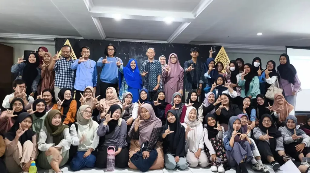 Para peserta kuliah Praktisi Mengajar bersama pemateri, Editor Tempo, Suhardi (Foto: Istimewa)