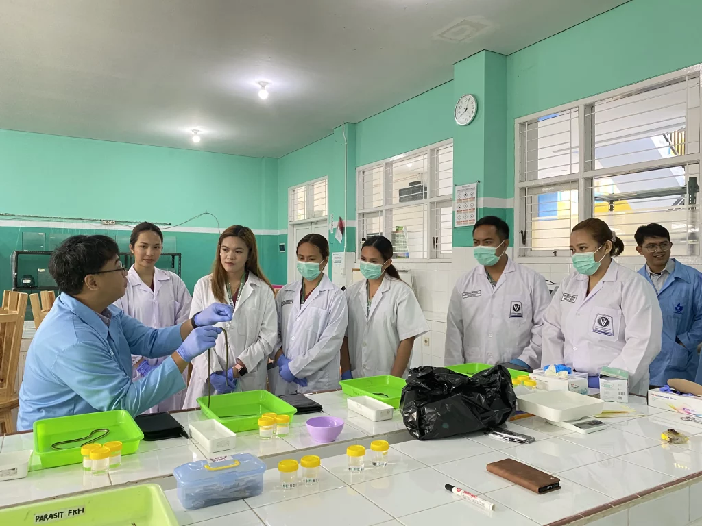 CMU students do practicum in the Giri FIKKIA campus laboratory, April 29, 2024. (Source: committee)