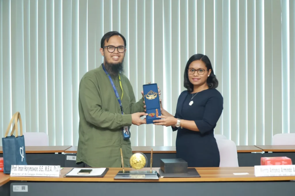 Prof Iman Harymawan presents the token of appreciation to Dr Merita Antonia Armando Amaral, representative of Instituto Nacional de Saúde Pública de Timor-Leste oleh (Foto: PKIP UNAIR)