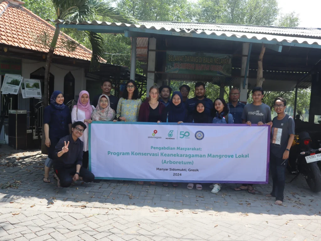 Kembangkan Potensi Wisata Alam, HIMA Teknik Lingkungan UNAIR Gelar Konservasi Mangrove