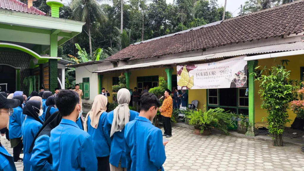 Kaprodi BASASINDO, Dr Mochtar Lutfi SS MHum saat melakukan sambutan dalam PKL (Foto: Istimewa)