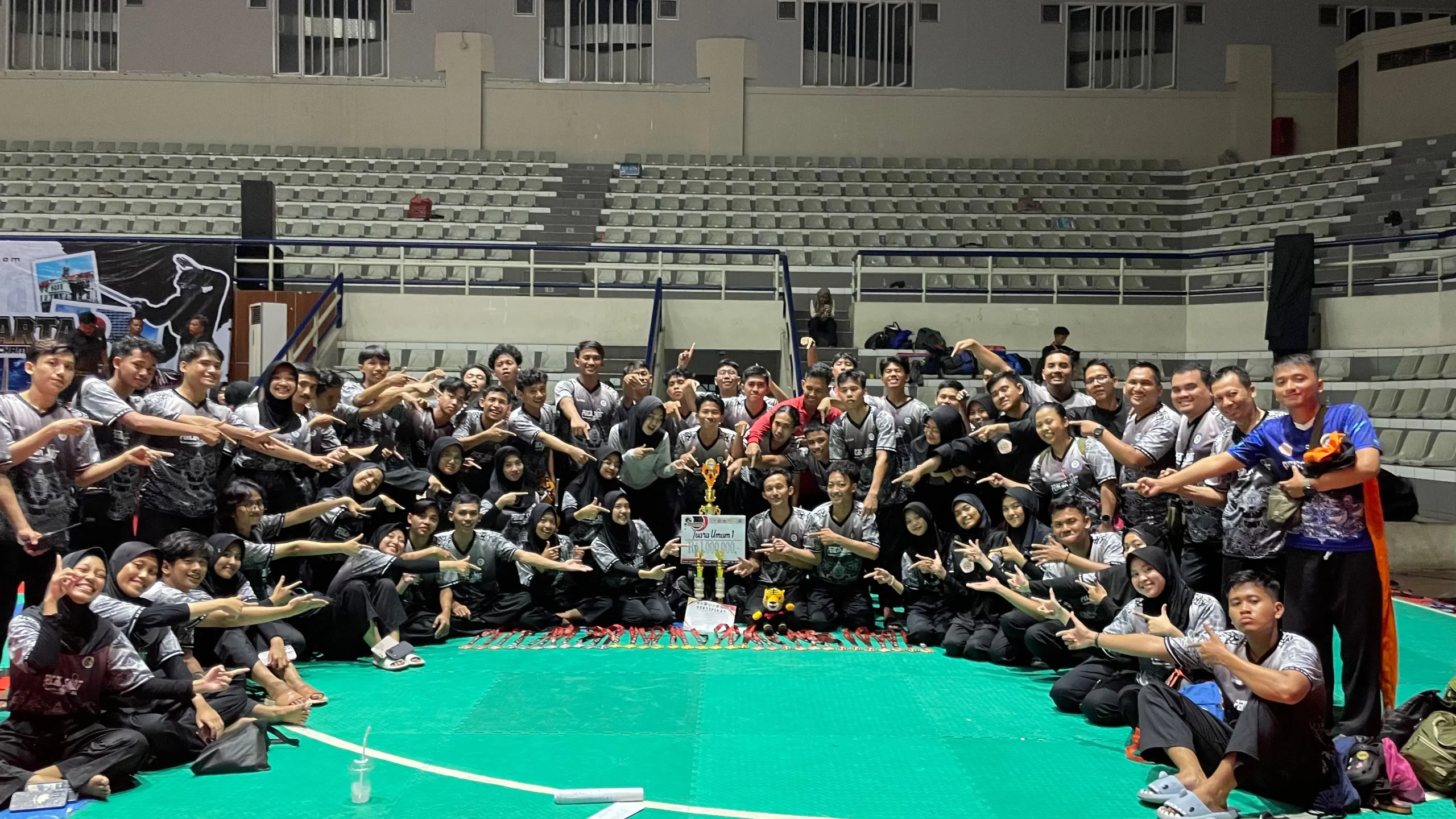 Kontingen IPSI UNAIR yang meraih juara umum pada Kejuaraan Pencak Silat Jakarta National Championship 2 yang diselenggarakan pada 11 - 12 Mei 2024. (Foto: Istimewa)