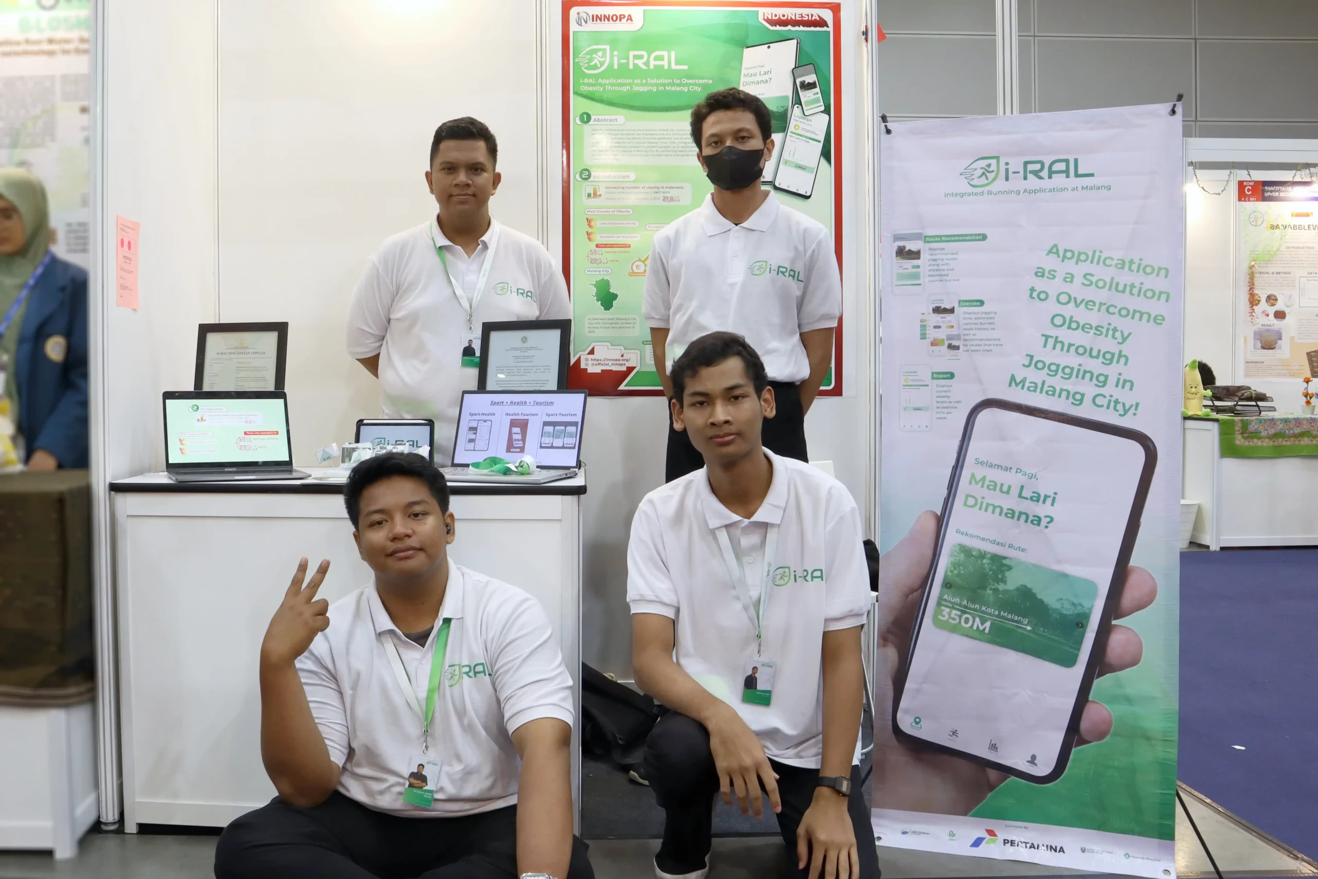 Muhammad Abdillah Roikhan dan tim di depan booth tempat mereka mempresentasikan hasil inovasinya di World Young Inventors Exhibition (WYIE) 2024. (Foto: Istimewa)