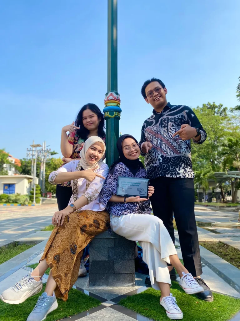 Gerry Yahya Suryanto, Kirana Sekar Laras, Tania Permata Putri, dan Alika Sabrina Mahalaksmi yang berhasil meraih juara pertama dalam kompetisi Industrial Skills Event (ISE) pada Jumat (04/05/2024). (Foto: Istimewa)
