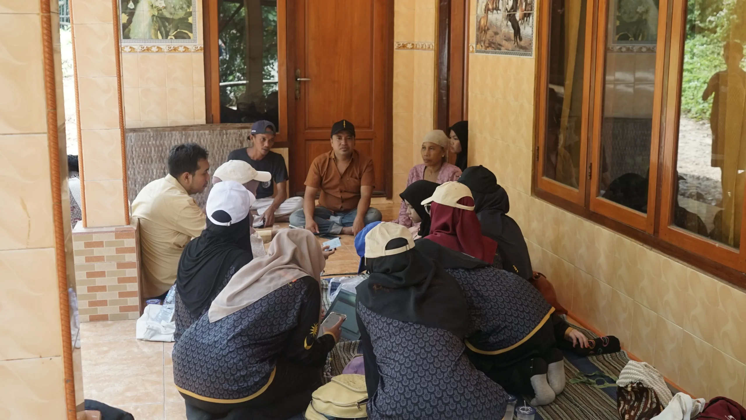 Pendampingan sertifikasi halal oleh tim pengabdian masyarakat oleh mahasiswa UNAIR dan UUM di Desa Kwanyar Barat, Bangkalan, Madura pada Kamis (23/5/2024). (Foto: Istimewa)