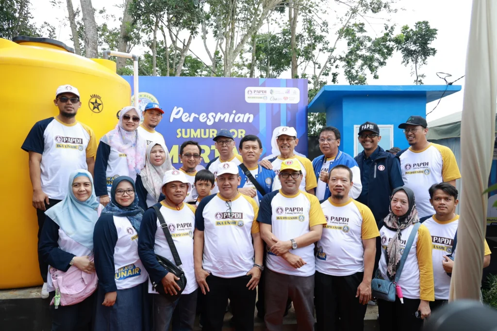 IKA PAPDI UNAIR dalam acara peresmian sumur bor di Desa Tenggarejo, Tulungagung, Minggu (19/5/2024) (Foto: Imam Ariadi)