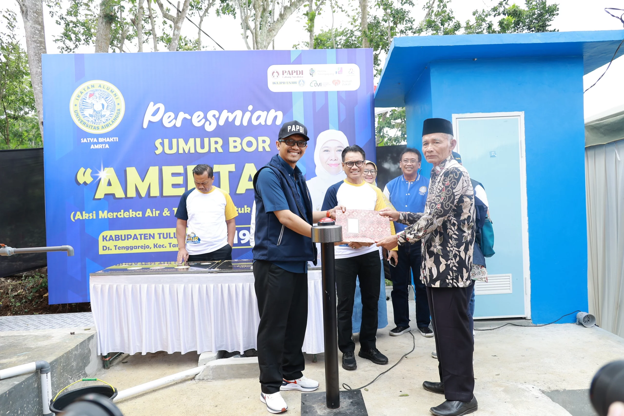 UNAIR Vice Rector for Internationalization, Digitalization and Information Prof Muhammad Miftahussurur dr MKes SpPD KGEH PhD FINASIM with Tenggarejo Village Head during the inauguration of the borewell (Photo: Imam Ariadi)