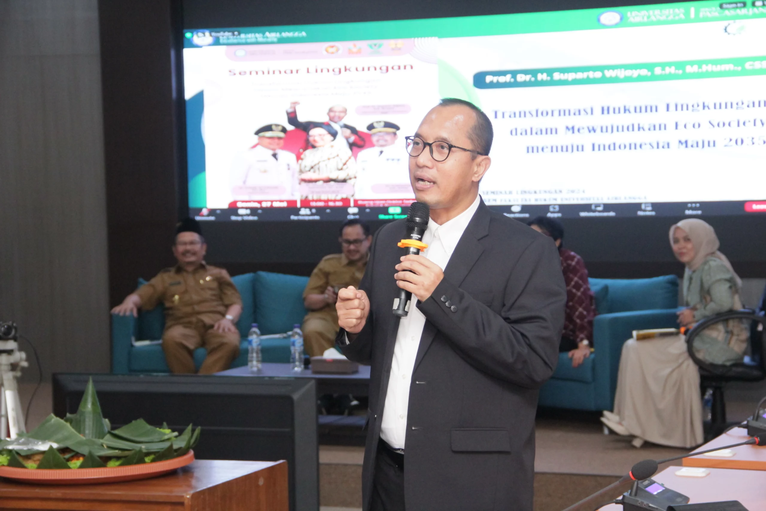 Pemaparan materi pentingnya menjaga lingkungan hidup oleh Prof Suparto. (Foto: Istimewa)