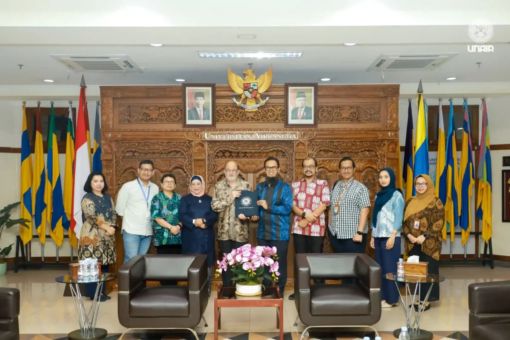 Prof. Iman Harymawan, PhD, UNAIR's leadership, along with representatives of ASEA-UNINET Prof. A Min Tjoa and his team during a visit to Balairua, MERR-C UNAIR Campus Management Office on May 2, 2024 (Photo: Surya)